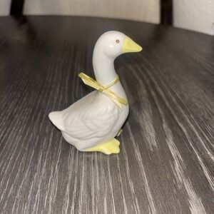 Small VTG ceramic Goose Yellow Accents